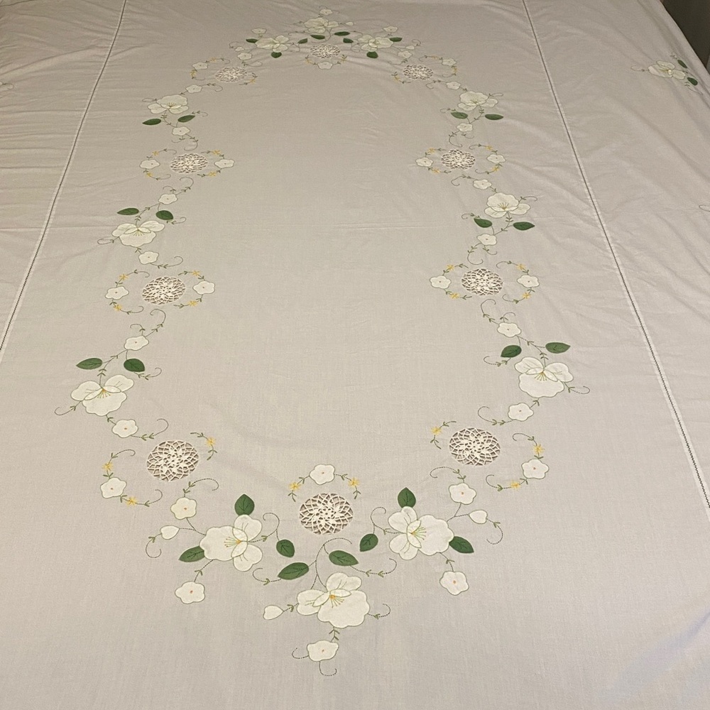 Vintage Floral Appliqué, Embroidery and Crochet Lace Tablecloth